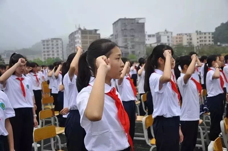 光荣成为共青团员我县在定南三中举行庆五四表彰大会暨2018年度离队