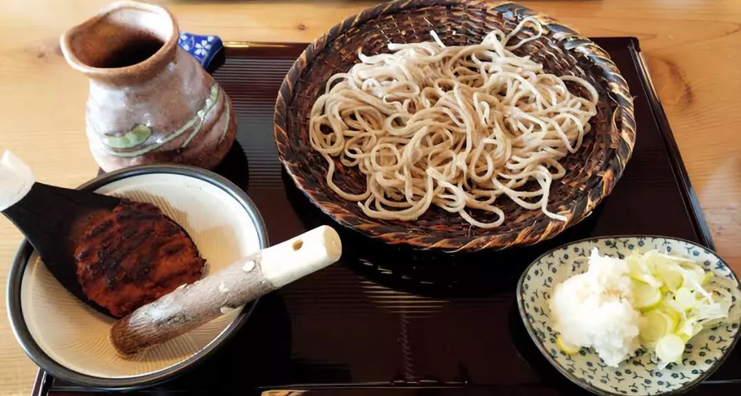 在日本,不少家庭會一邊吃著蕎麥麵,一邊看著nhk的紅白歌會.