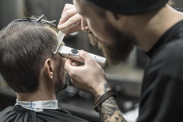全球最贵的理发师,修剪一次直发叫价20万,自称头发管理者