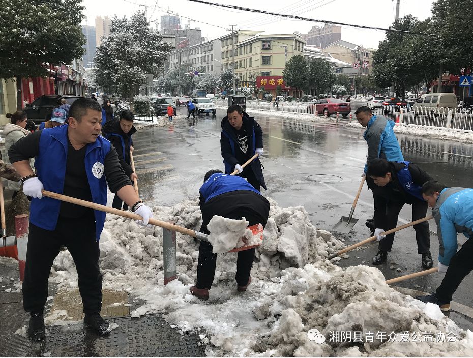 10分钟内招集15名志愿者,在团县委副书记陈柳旭的带领下,冒着凛冽的