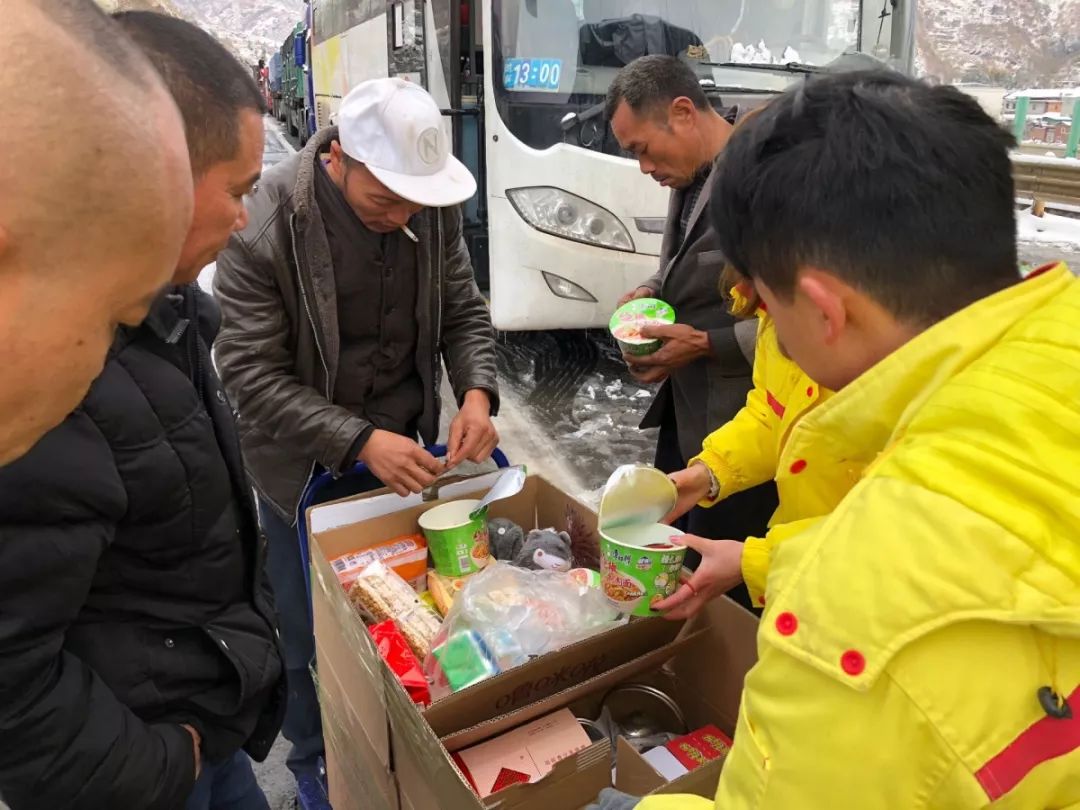 中國石油迤車奔騰加油站員工暖心服務雪中滯留旅客_會澤