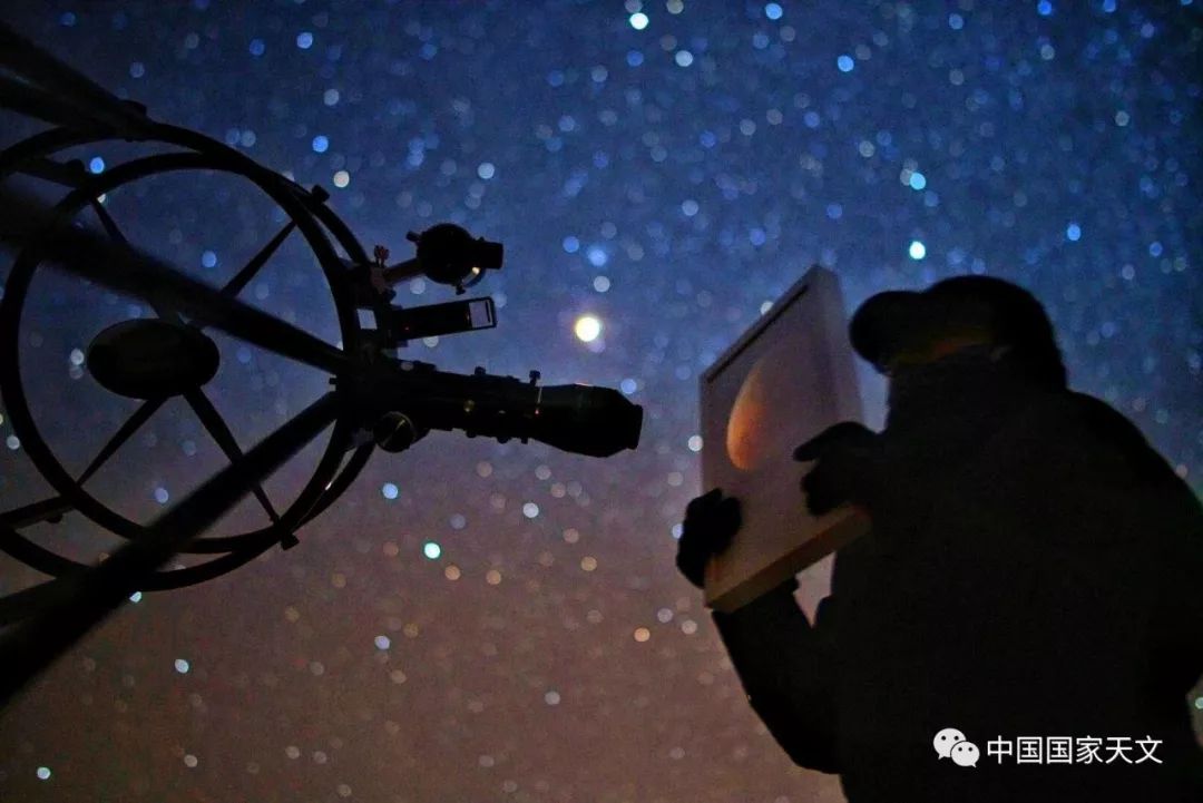 张妍潘磊拿着望远镜图片