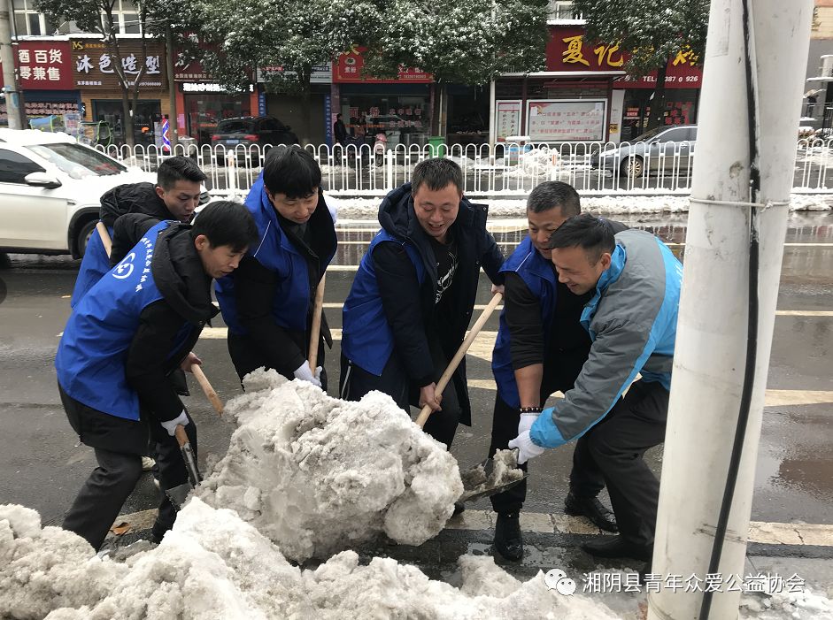 10分钟内招集15名志愿者,在团县委副书记陈柳旭的带领下,冒着凛冽的