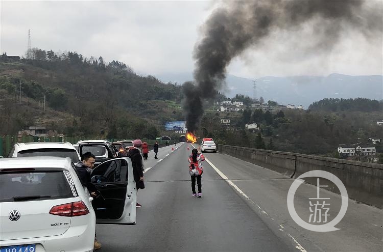 突发包茂高速渝湘段一车辆隧道口失火事故路段有管制