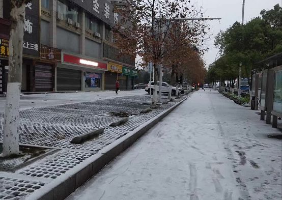 永州真的下雪了,没错,就被一波雪景刷屏了,小编的朋友圈一大早