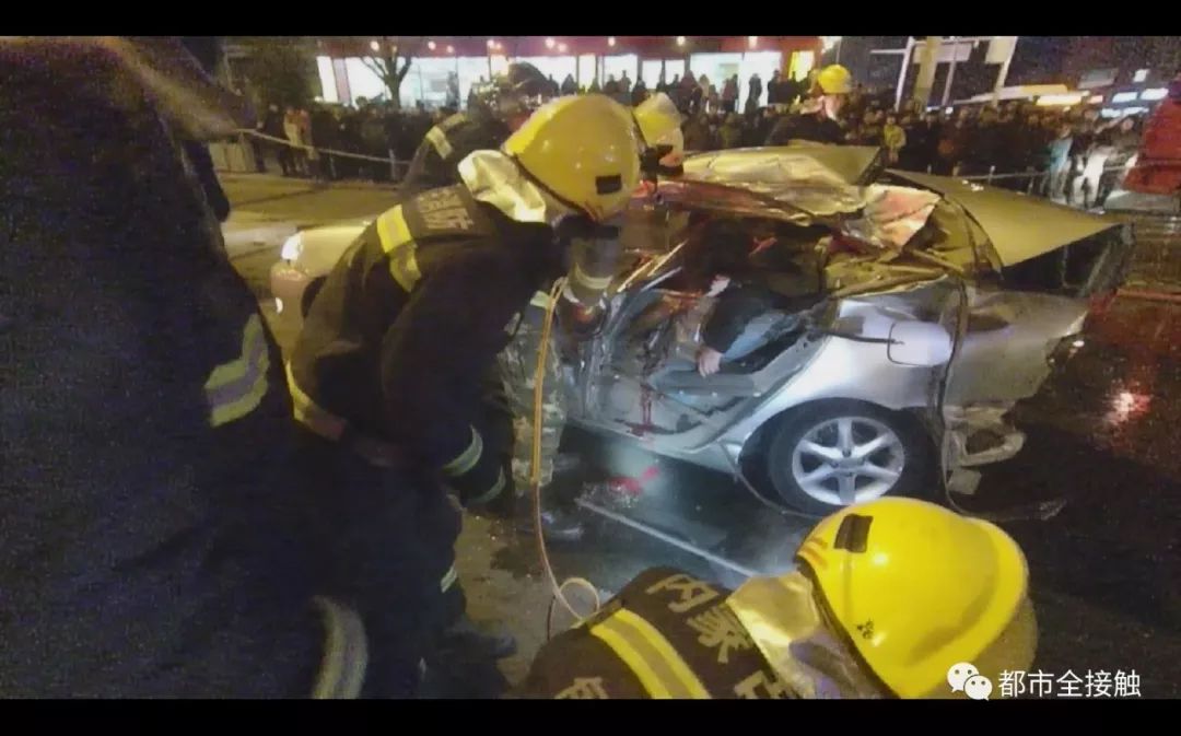 内蒙古街头发生惨烈车祸,一女子被困车内受伤严重