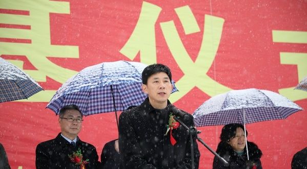 仪式刘中汉在致辞中代表桐城市委市政府对项目正式开工表示热烈祝贺