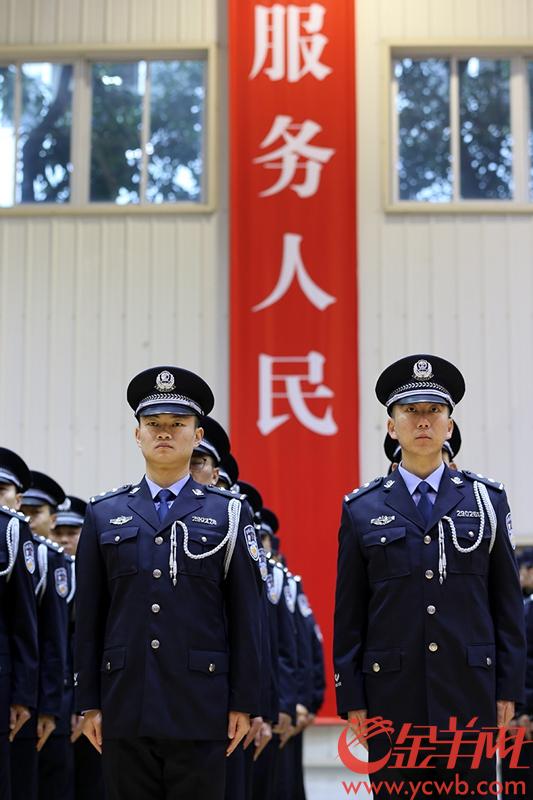 仪式现场气氛庄严昂扬,在广州出入境边防检查总站负责人陈惠溪的领誓