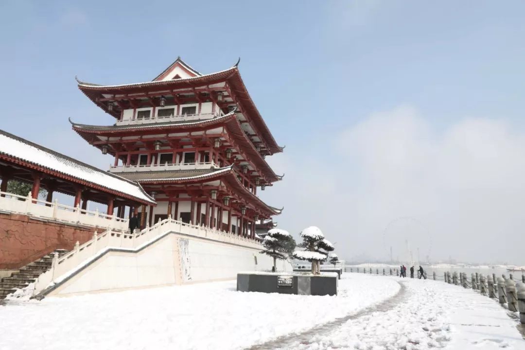 世界漫天的鵝毛大雪柳葉湖雪景展現在了我們的眼前也以最天然的姿態