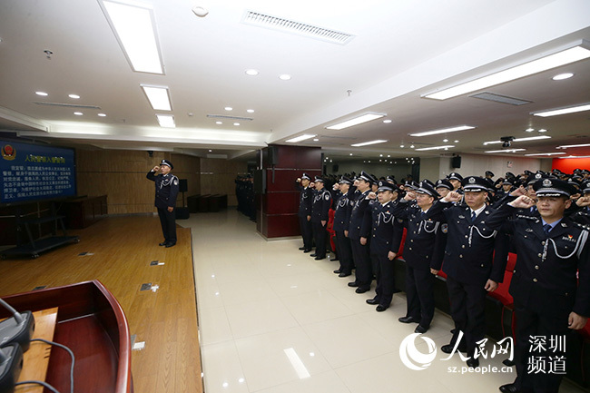 深圳邊檢民警換裝人民警察制服上崗執勤