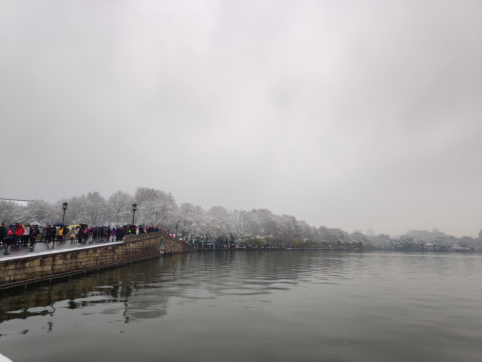 (下圖為西湖十景之斷橋殘雪)無數的人看過春夏秋冬的西湖之美,但卻