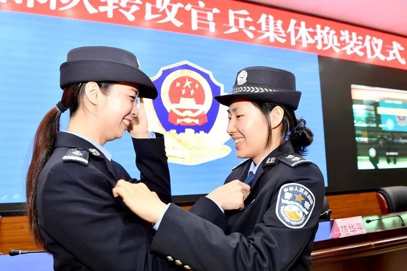 今天,海南全省公安現役部隊集體換著警服!