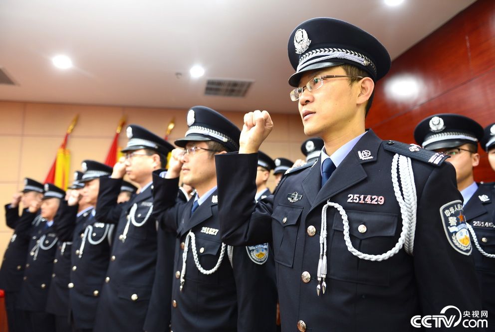 太仓边检站百余名官兵举行集体换装仪式,正式换着人民警察制服