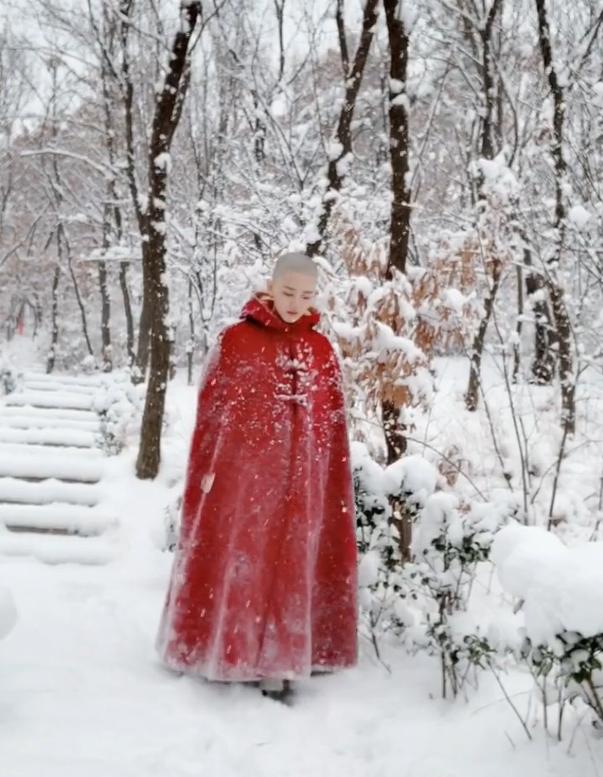 雪景中的尼姑走紅網絡,身披紅斗篷,畫面有點仙