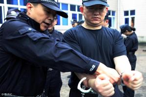 新《人民警察法》頒佈:待遇從優,還可提前退休,警察親屬有照顧