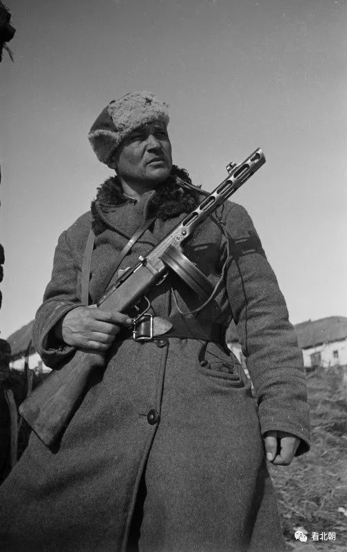 二战最适合大量装备的冲锋枪:苏军波波沙的战场老照片