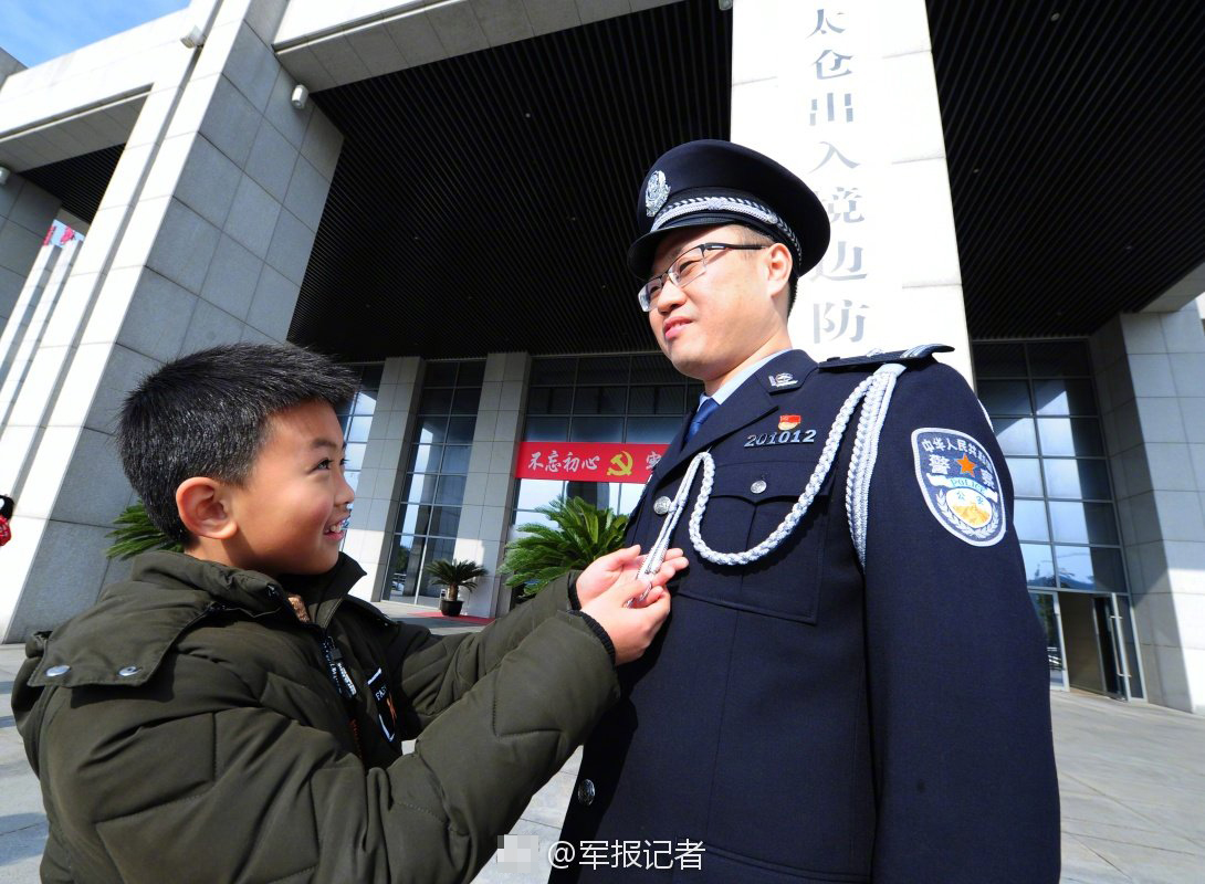 苏州,太仓边检站百余名官兵举行集体换装仪式,正式换着人民警察制服