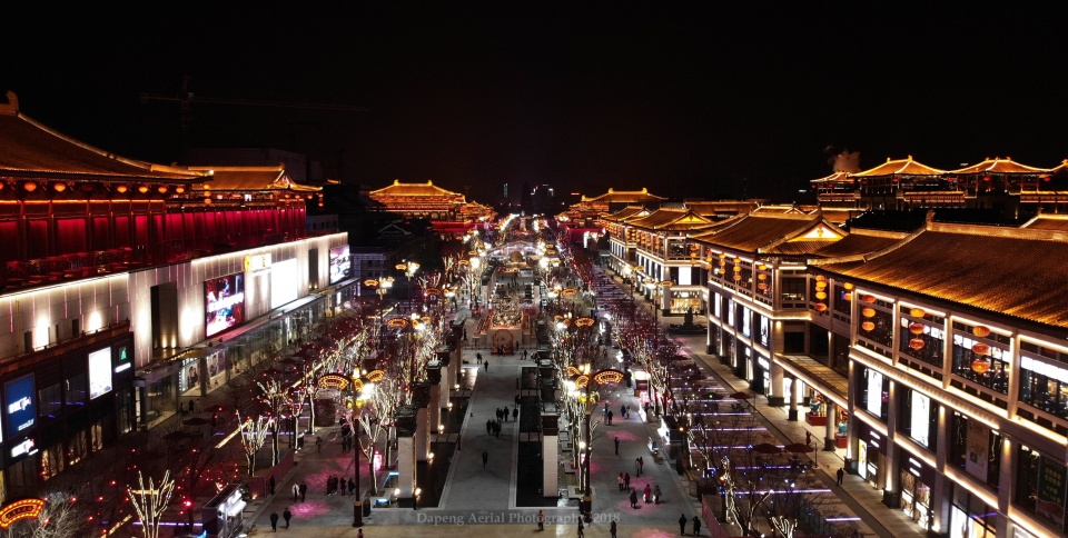 西安曲江大唐不夜城的夜景璀璨迷人,从航拍的角度看,太美了!