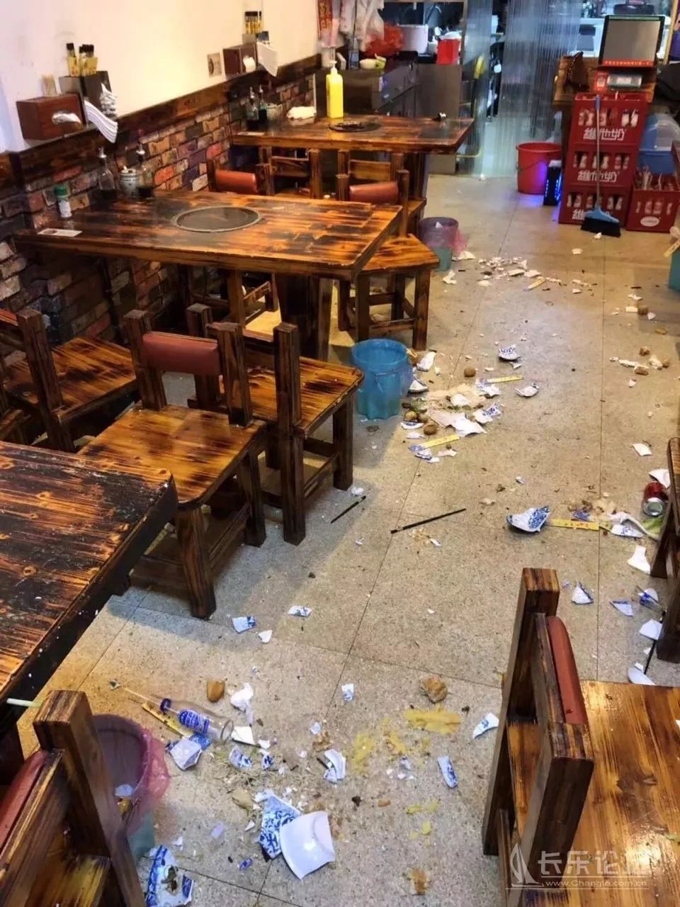 福州长乐某餐饮店遭不明身份人员打砸现场视频曝光