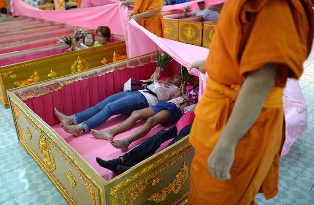 泰国另类的迎新年仪式死过一次就能祛除厄运体验者只增不减