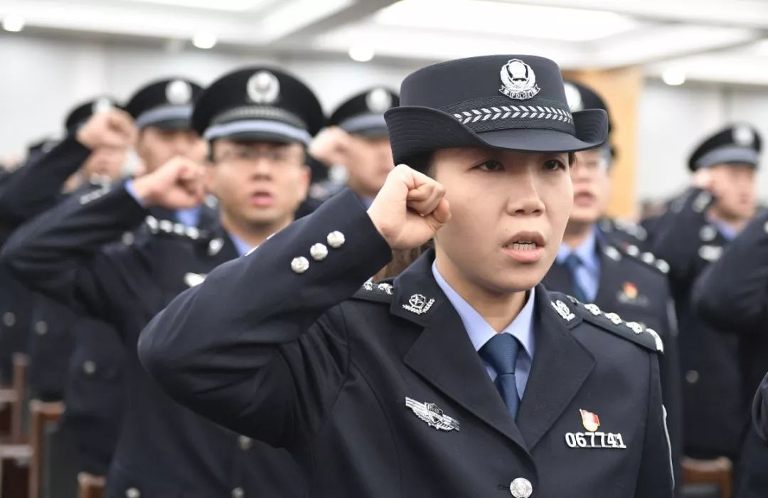 公安边防部队官兵集体退出现役,2019年1月1日起正式换着人民警察制服