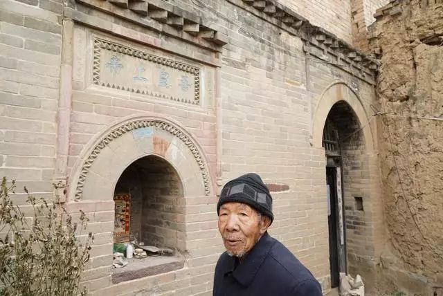 村内明代建筑里,老墙神龛保存完整,龛上《吾皇上帝》四字写于民国二十