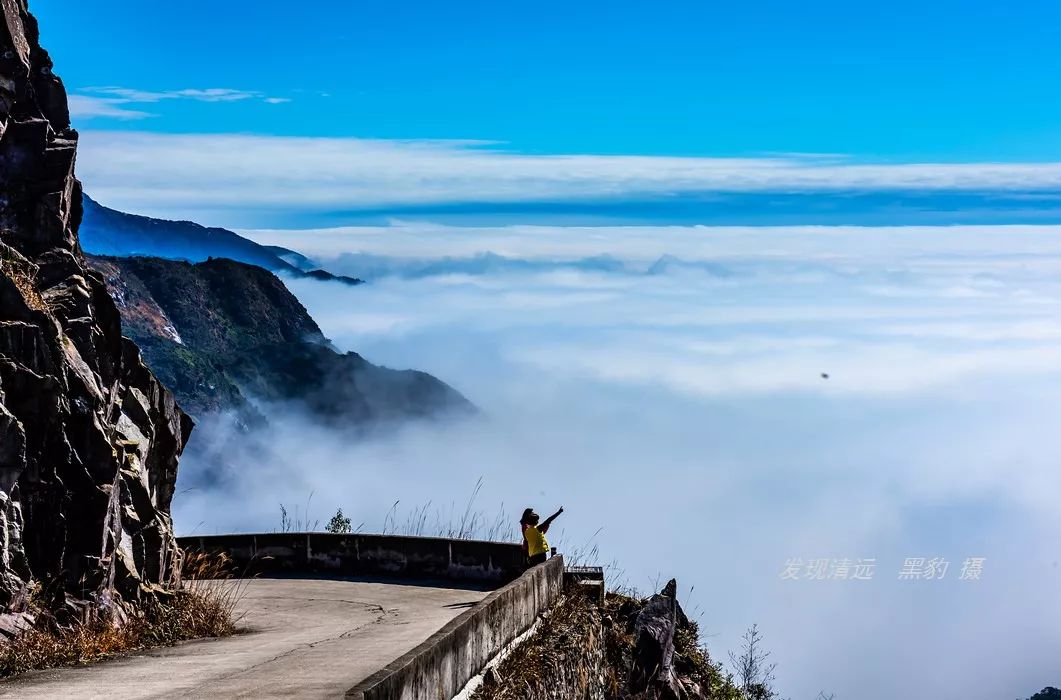 清遠境內的這座山峰驚現罕見的雲海佛光