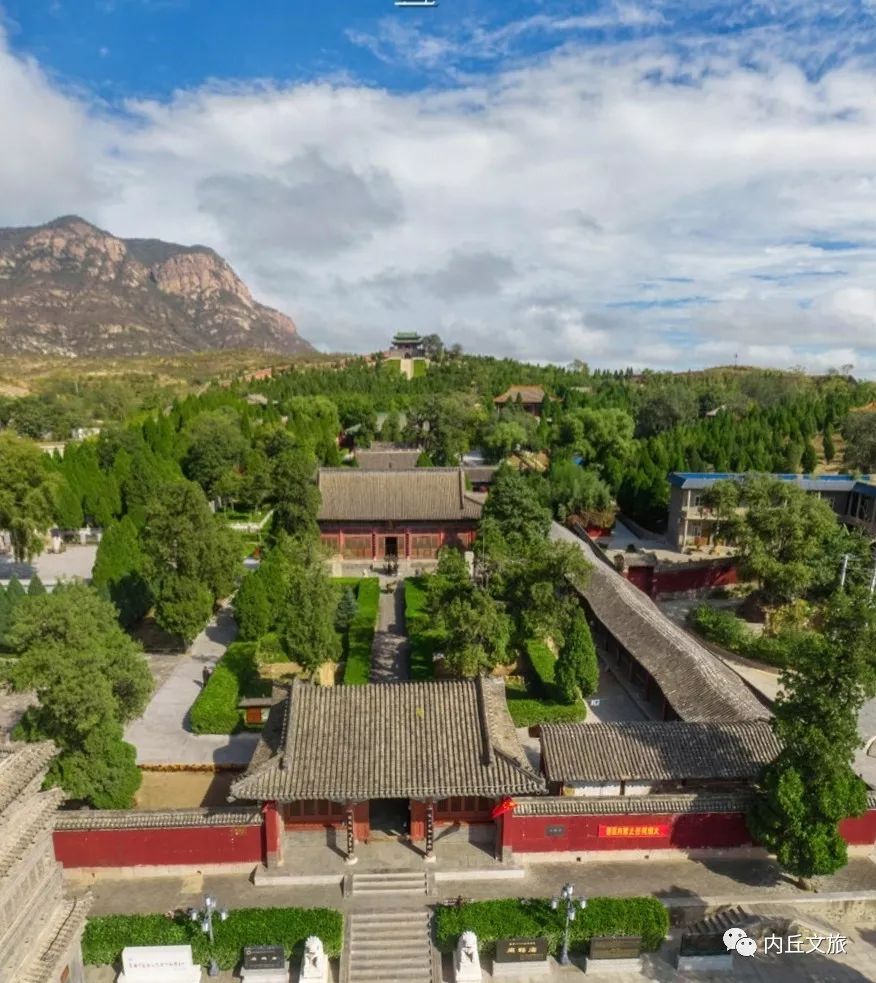 扁鹊庙,又名扁鹊祠,位于内丘县城西26公里的鹊山脚下神头村西,是祭祀