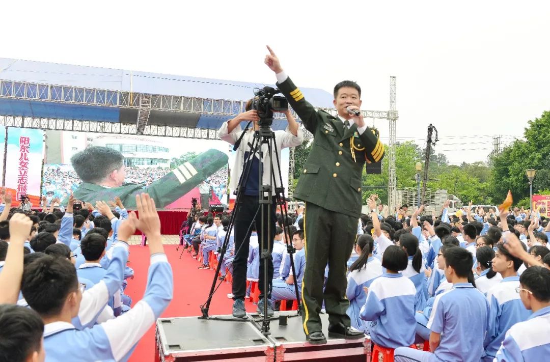 4月18日,軍營民謠創始人小曾在陽東一中獻唱自己的代表作《軍中綠花》