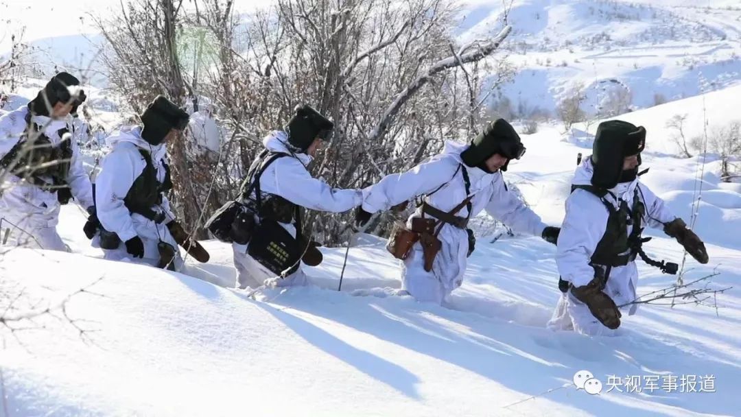 新年伊始邊防戰士巡邏在風雪邊關