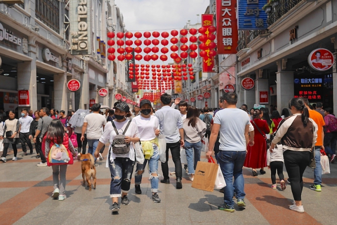 街头看热闹图片