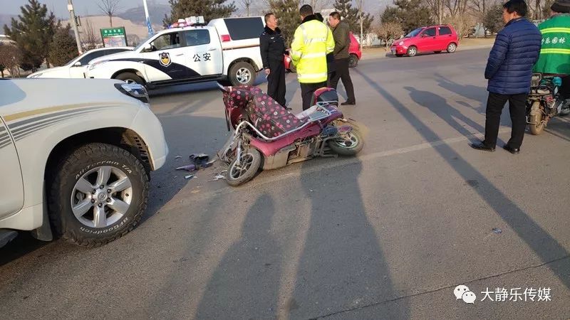 靜樂:今天上午,一小車與電動車相撞,受傷人員被送往醫院.