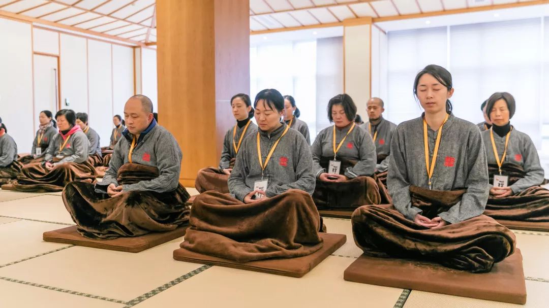 "的学员 将在一天时间内 与玉佛禅寺的法师们一起 过堂用膳,诵经参禅