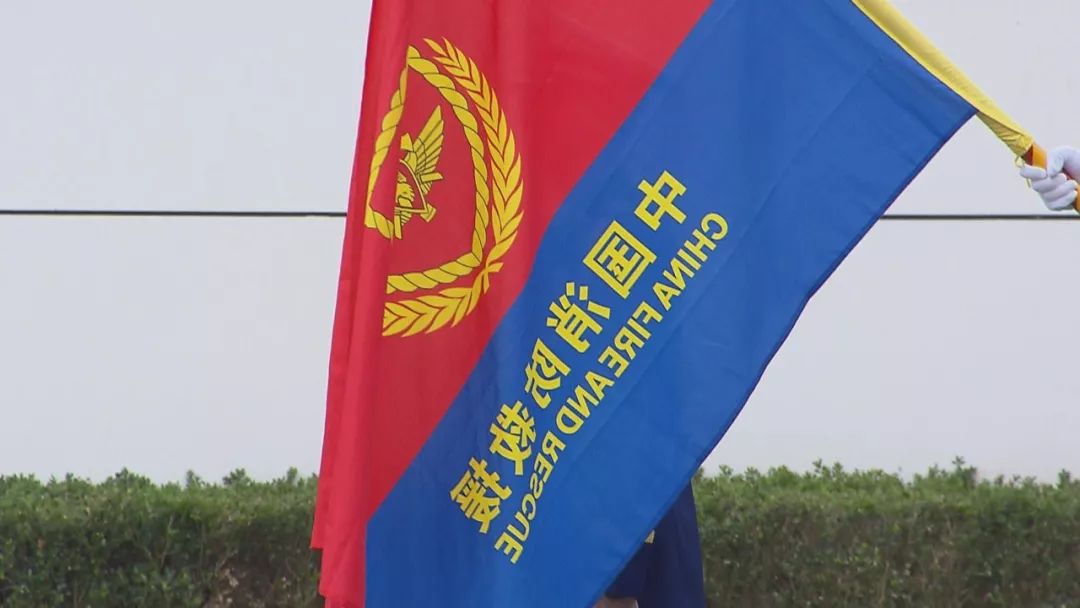 中国消防救援队旗壁纸图片