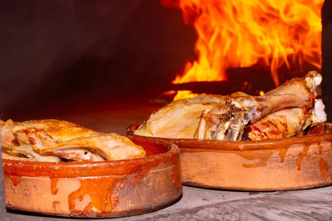 只用油和盐调味的西班牙炭烤羊腿lechazo西班牙的炭烤羊腿lechazo则更