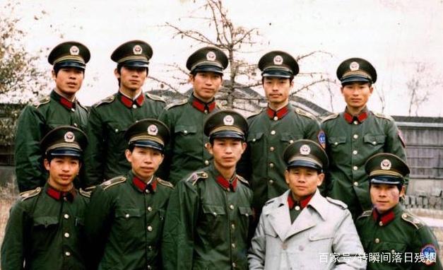 中国警察们才用了5年多的警服,为何又改变了警衔样式?