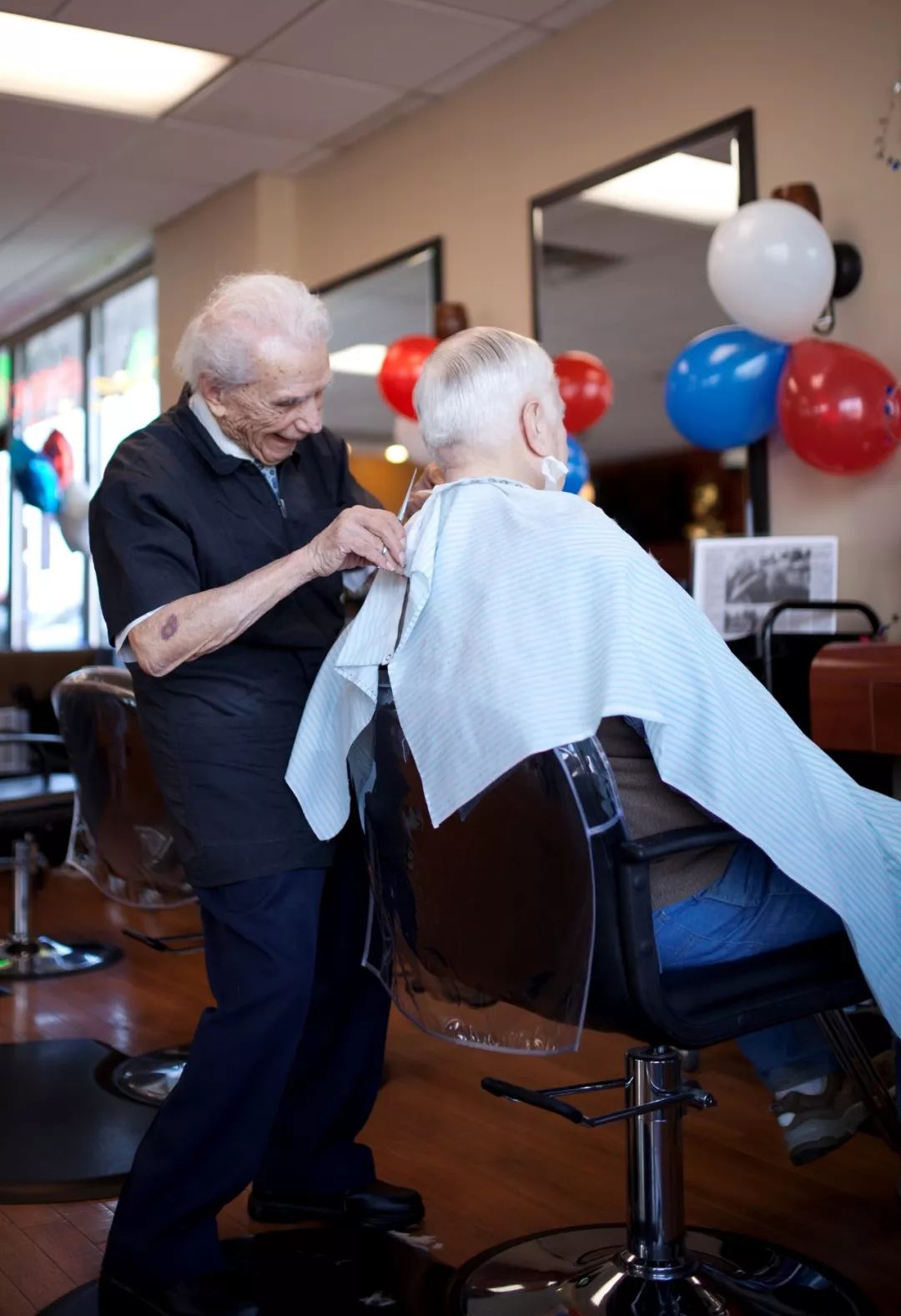 世界上最老的理发师,从业96年,107岁还不想退休