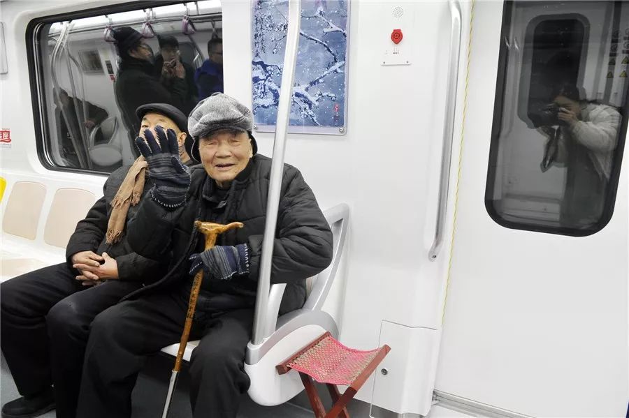 九旬老人带马扎感受地铁,频竖大拇指!