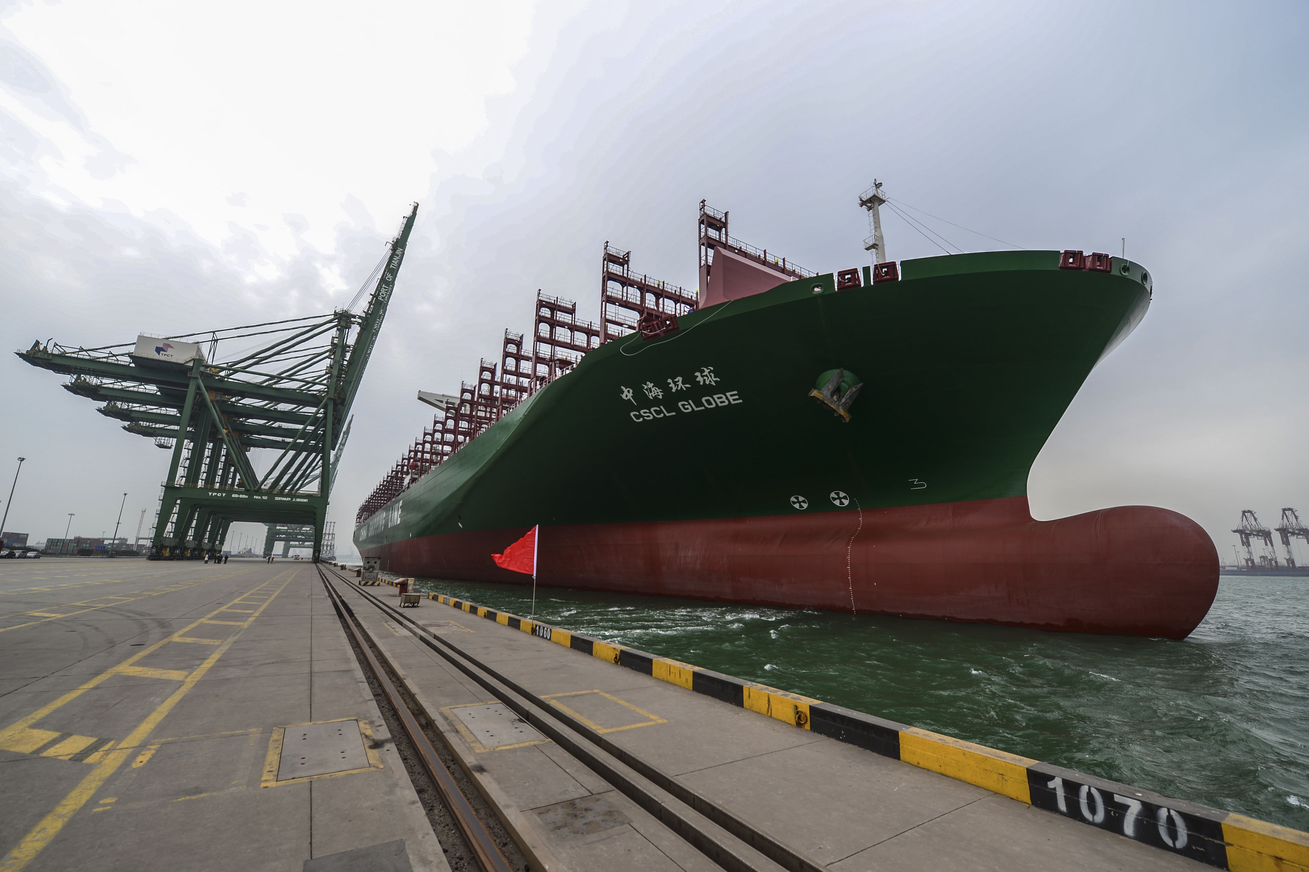 中国16万吨巨无霸船只驶入美国占满整个河道美国这船真大啊