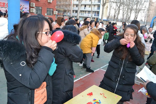 中牟县东风路小学:岁末迎新 趣味运动庆元旦