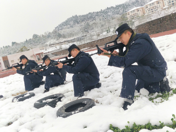 特警開展雪地冬訓冰天雪地作戰場