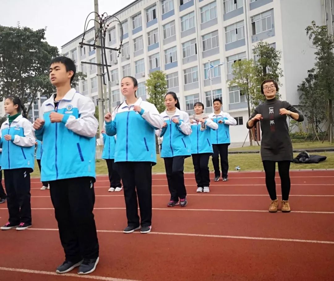 服了,犍为这位女老师日子过得充实!