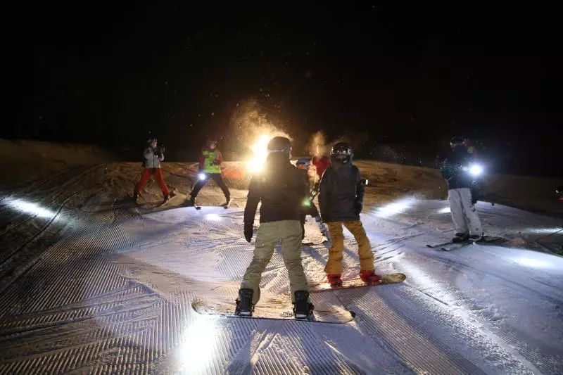 最強陣容丨羅力嚮導林致華領滑 雲龍雪友跨年夜滑_萬龍