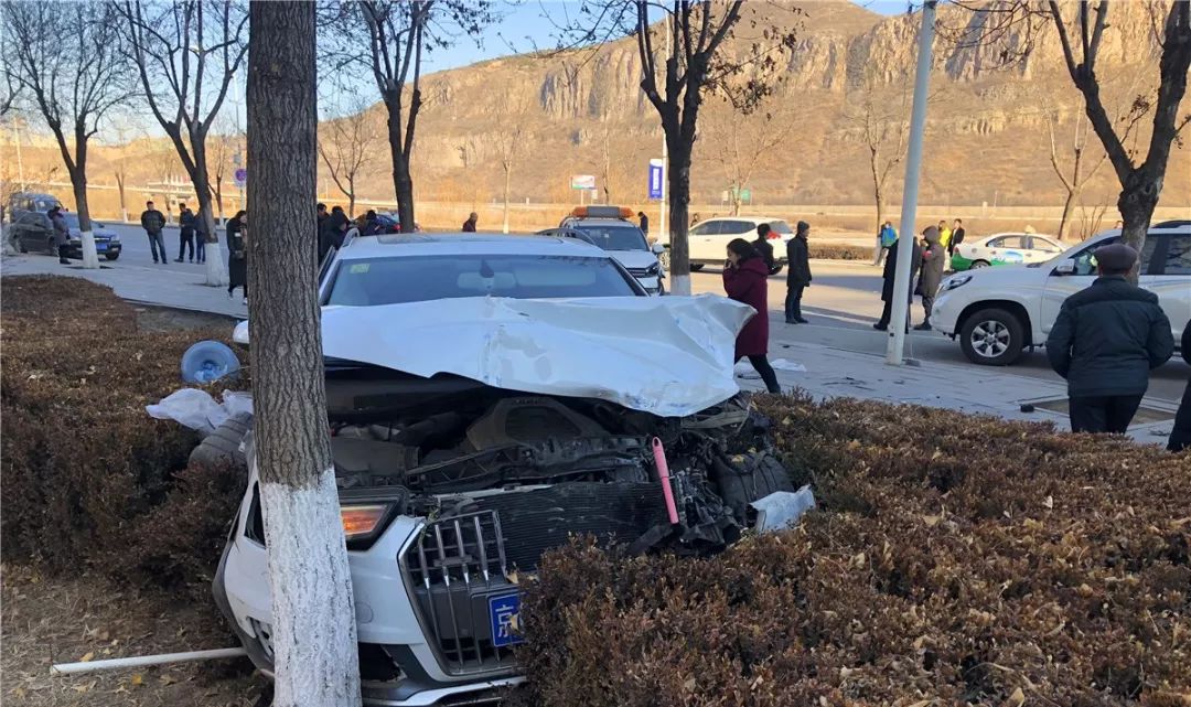 1月2日承德发生一起严重交通事故连撞4车9车受损