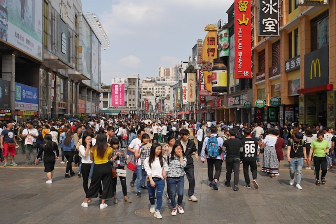 街上人来人往的图片图片