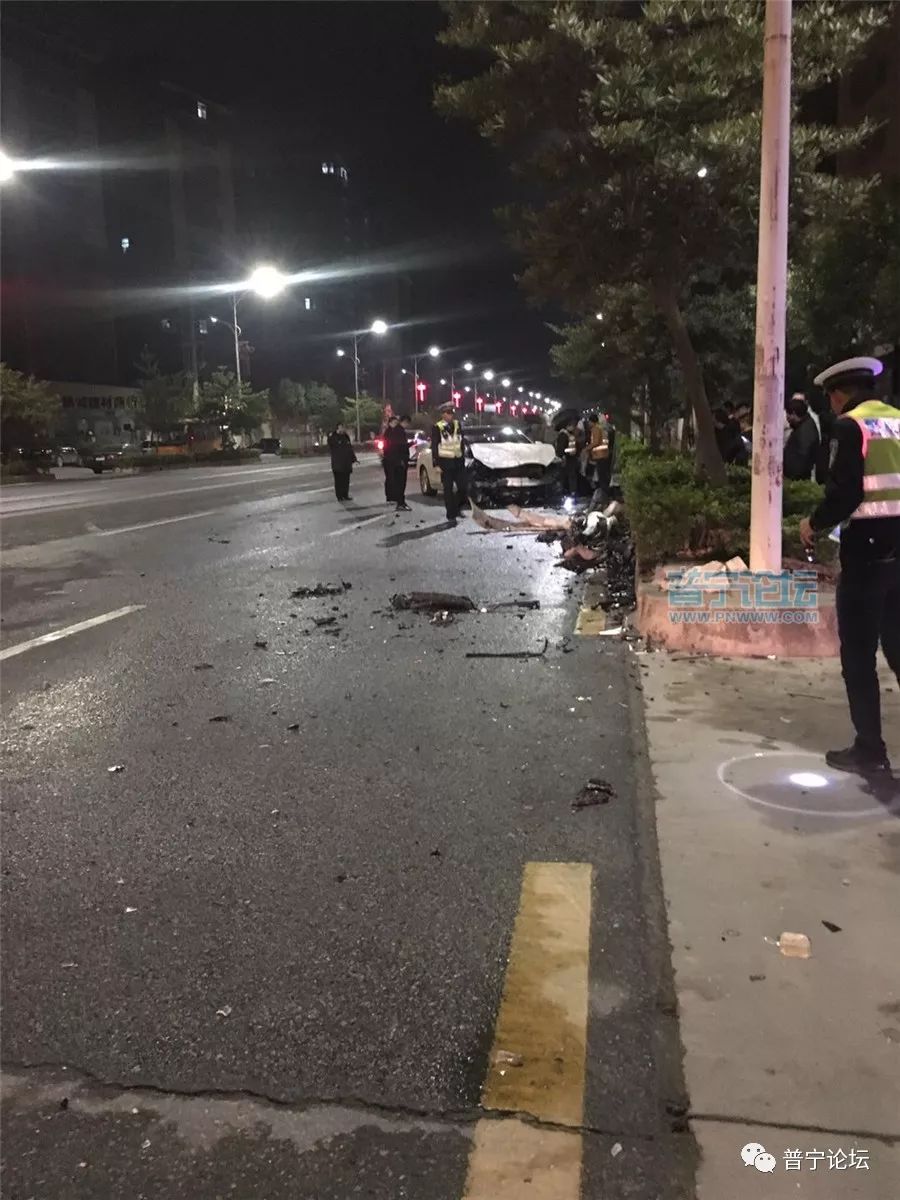 惨烈凌晨普宁突发车祸豪车撞得破碎有人当场身亡