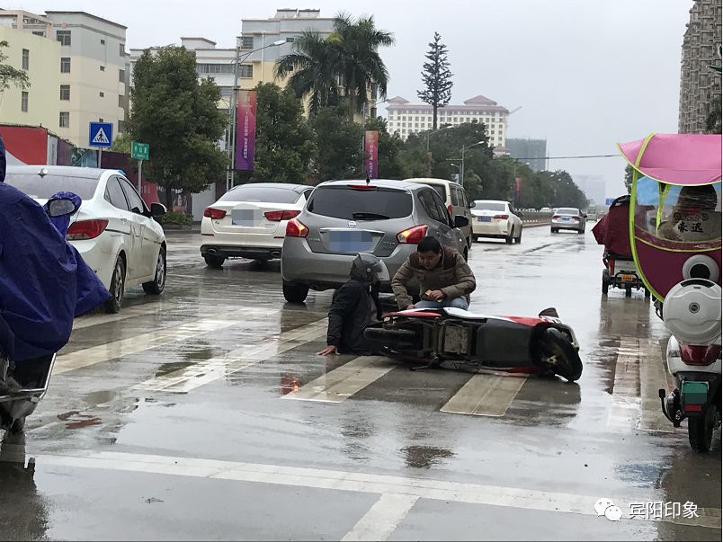 雨天车祸频发!今日下午在湖景花园路口一电车与小车相撞