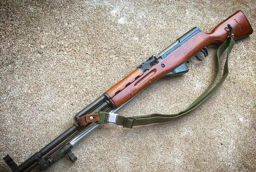 56式半自动步枪是中国根据原苏联西蒙诺夫sks半自动卡宾枪仿制的,结合