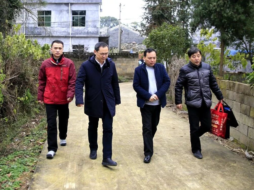 1月2日,县委书记贺利华来到洲湖镇中洲村走访慰问贫困户,贺利华走访了