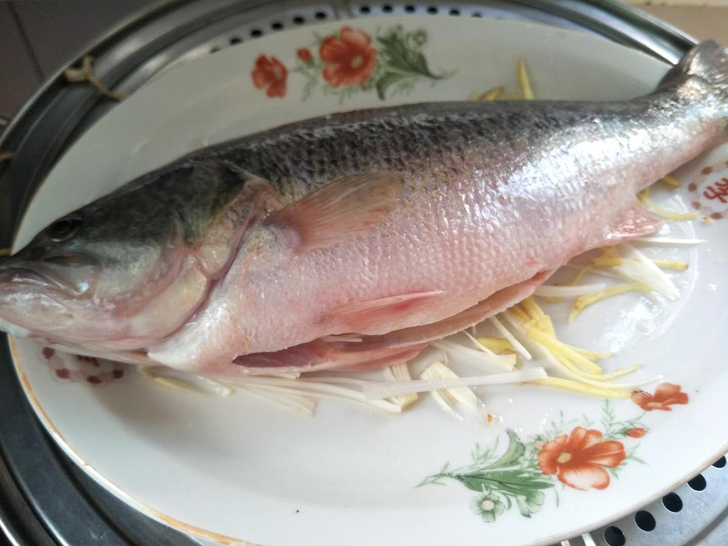 清蒸鱸魚冷水上鍋蒸還是熱水蒸很多人搞錯了魚肉不鮮有腥味